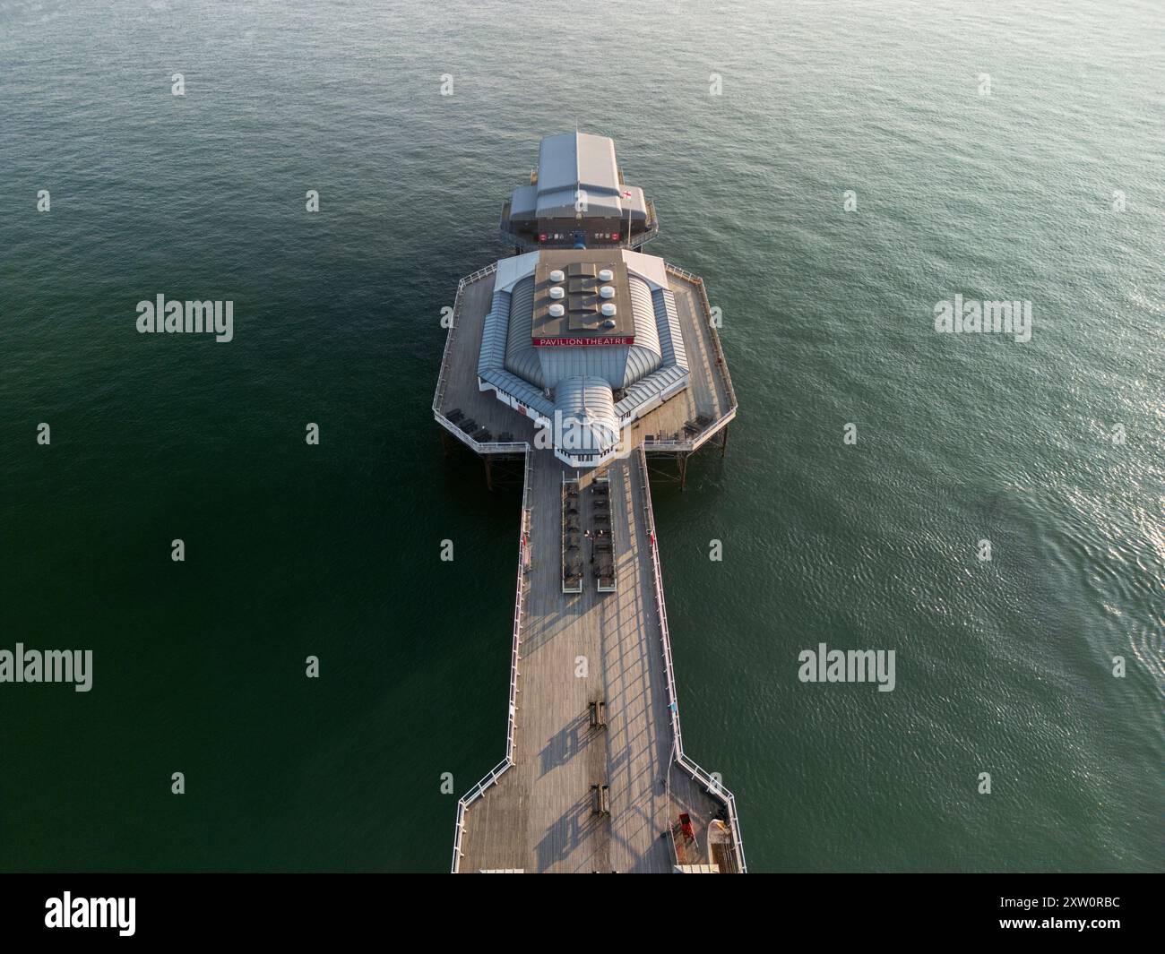 Cromer Pier aus einer Drohne, Cromer, Norfolk, Vereinigtes Königreich, 19. Juli 2024 Stockfoto