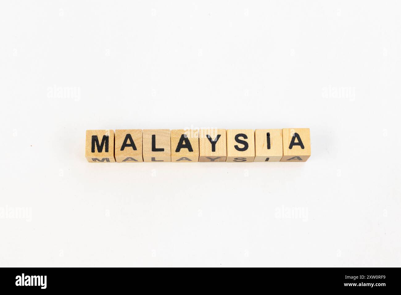 Malaysia Text auf Holzblöcken mit weißem Hintergrund Stockfoto