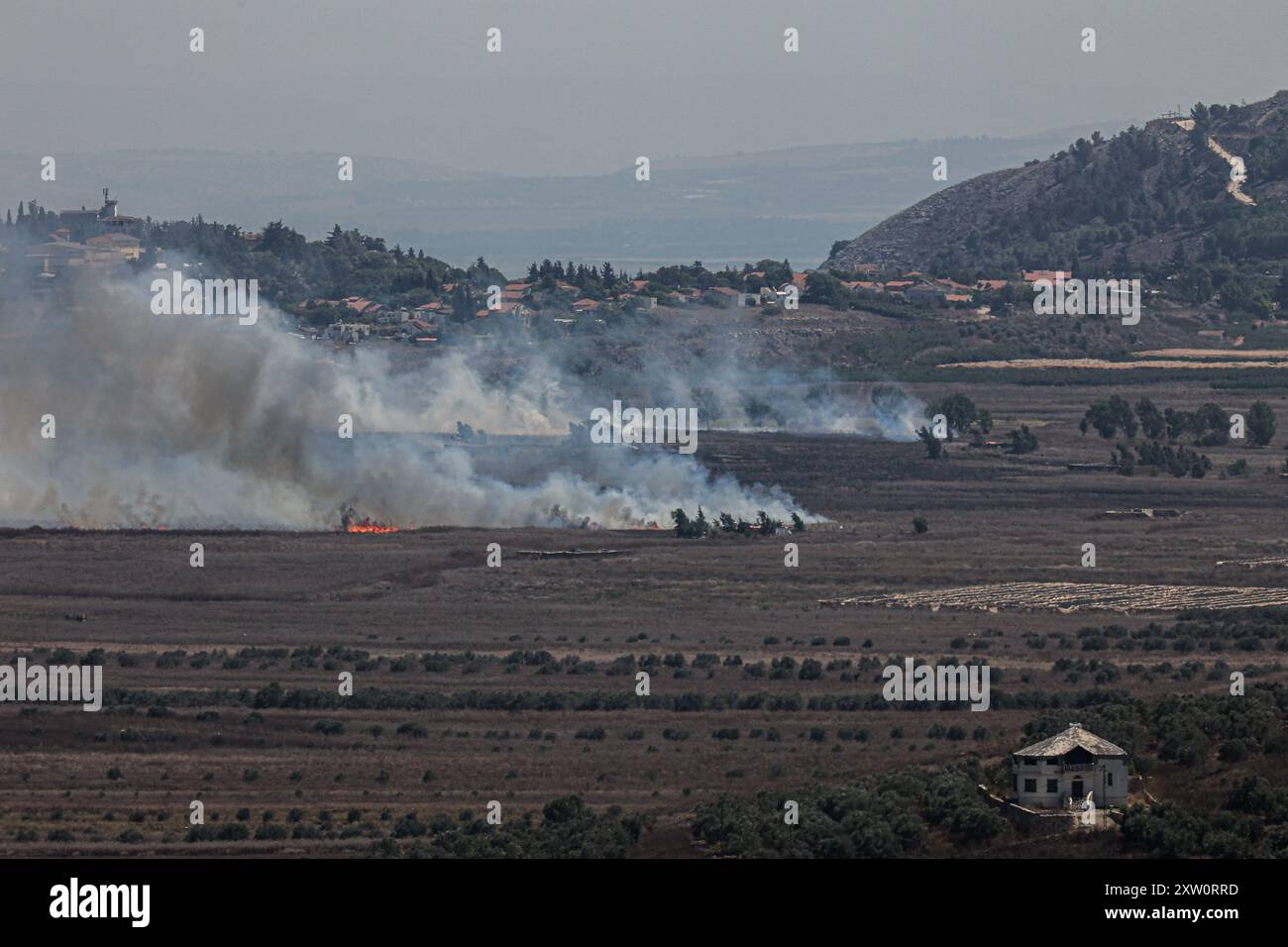 Marjayoun, Libanon. August 2024. Ein Blick auf die Ebene in der Nähe der südlibanesischen Stadt KHIAM im Südlibanon nahe der Grenze zu Israel nach israelischen Bombardierungen, während anhaltender Auseinandersetzungen zwischen der Hisbollah der IDF. (Foto: Vasily Krestyaninov/SOPA Image/SIPA USA) Credit: SIPA USA/Alamy Live News Stockfoto