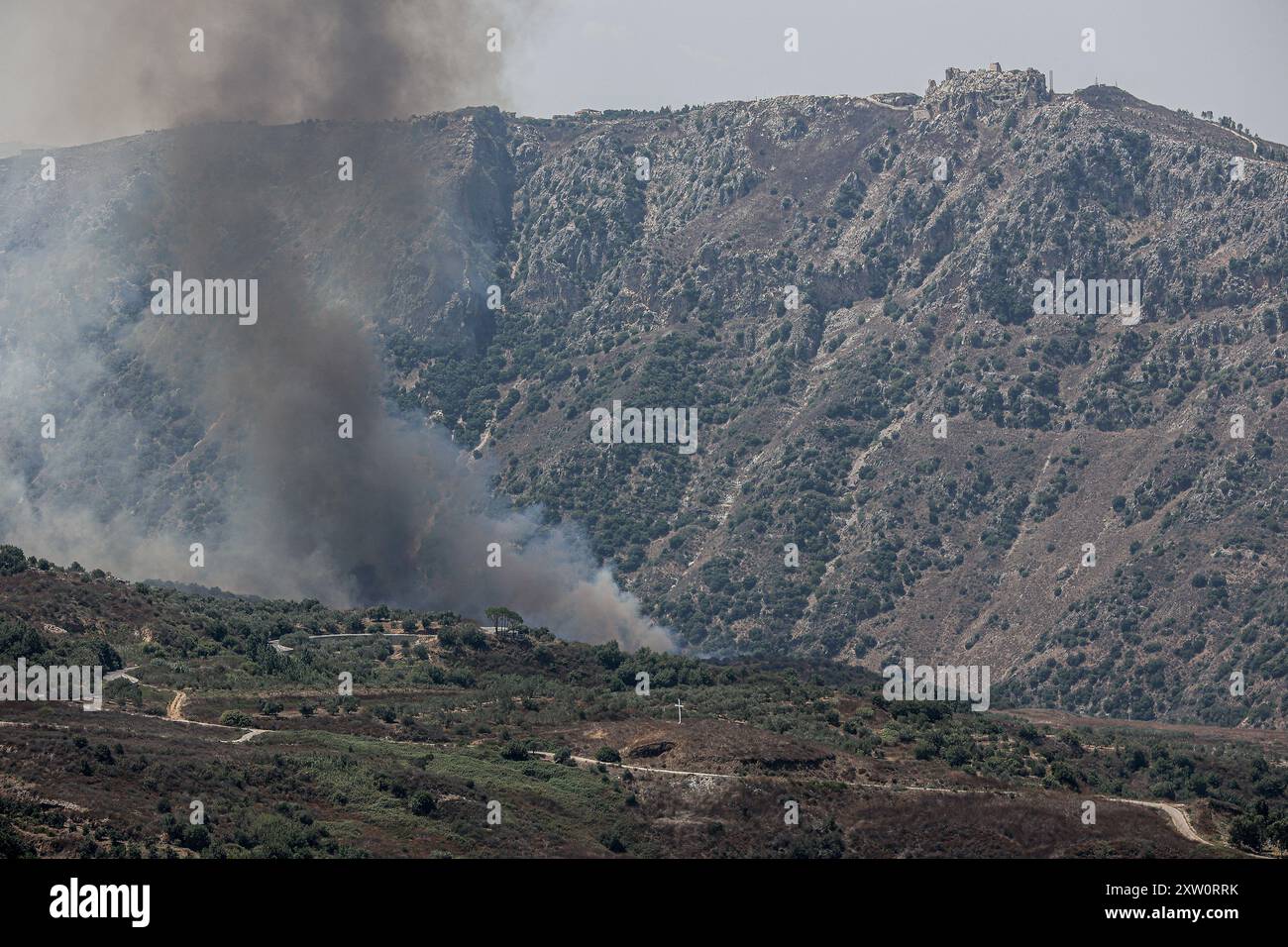 Marjayoun, Libanon. August 2024. Allgemeine Sicht auf Rauch und Waldbrand nach Beschuss nahe der Grenze zu Israel nach Beschuss durch Israel, während anhaltender Auseinandersetzungen zwischen der Hisbollah der IDF. (Foto: Vasily Krestyaninov/SOPA Image/SIPA USA) Credit: SIPA USA/Alamy Live News Stockfoto