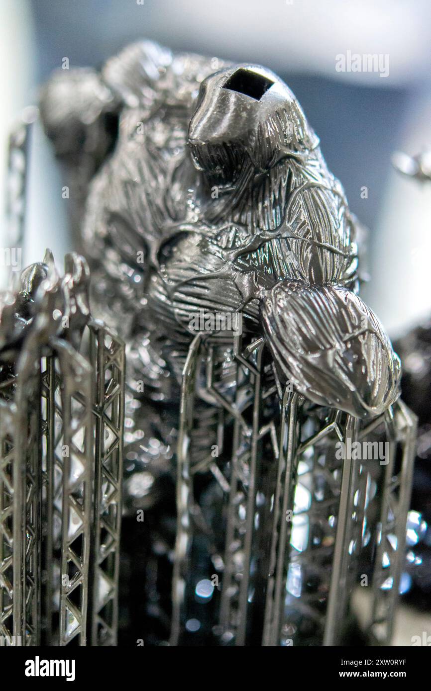Schwarzes Modell mit Stützen, die auf 3D-Druckern in Nahaufnahme gedruckt werden. Teil des Objekts, das auf dem 3D-Drucker aus gehärtetem Gummi unter Einfluss von UV-Licht erzeugt wurde. SLA 3D-Drucktechnologie. Stereolithographie Stockfoto