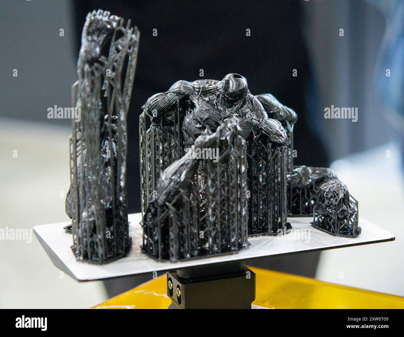 Schwarzes Modell mit Stützen, die auf 3D-Druckern in Nahaufnahme gedruckt werden. Teil des Objekts, das auf dem 3D-Drucker aus gehärtetem Gummi unter Einfluss von UV-Licht erzeugt wurde. SLA 3D-Drucktechnologie. Stereolithographie Stockfoto