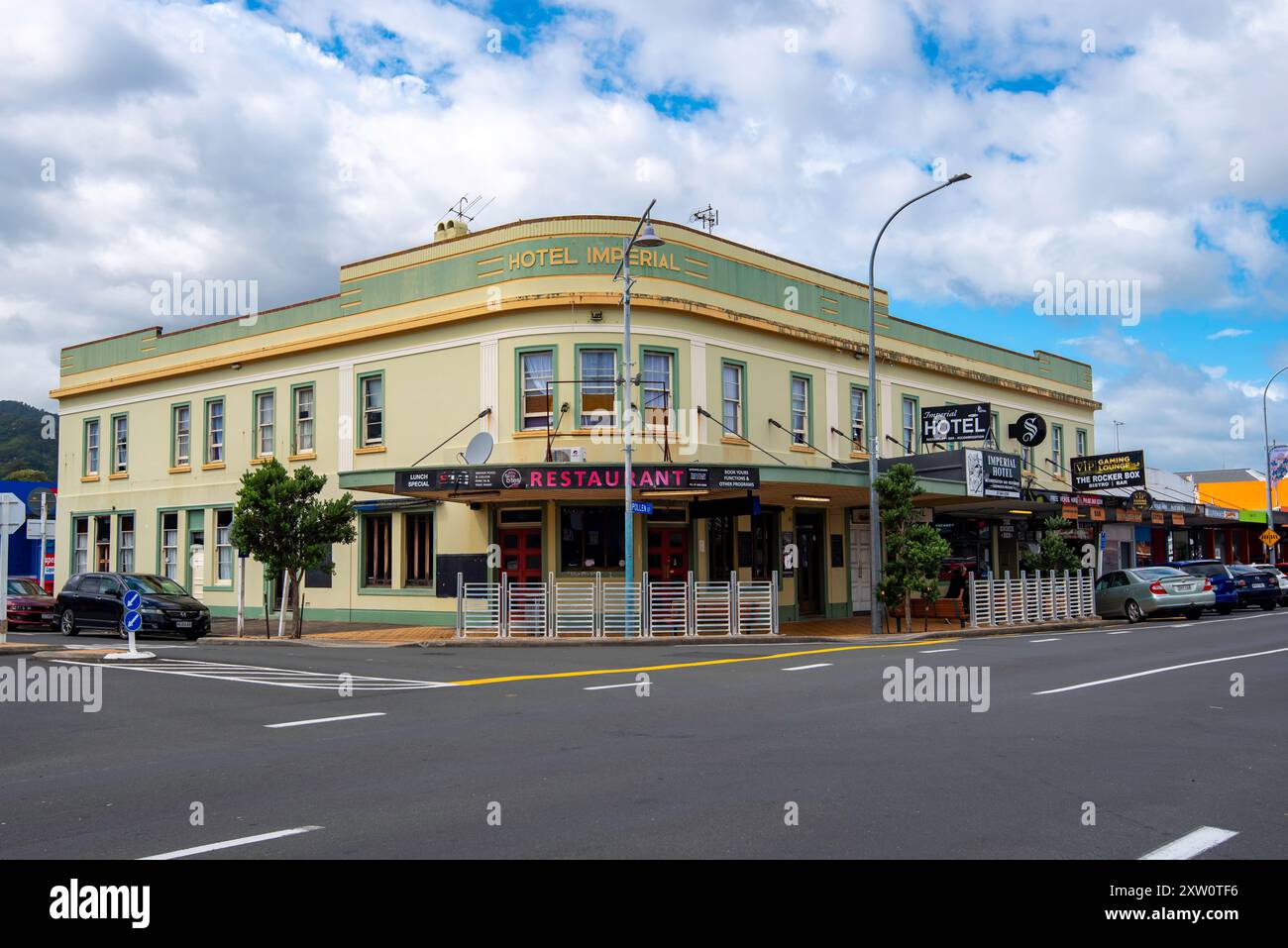 Ursprünglich auf der gegenüberliegenden Straßenseite, wurde das ursprüngliche Holz 1884 verlegt und 1936 wurde das heutige Imperial Hotel in Thames NZ gebaut Stockfoto