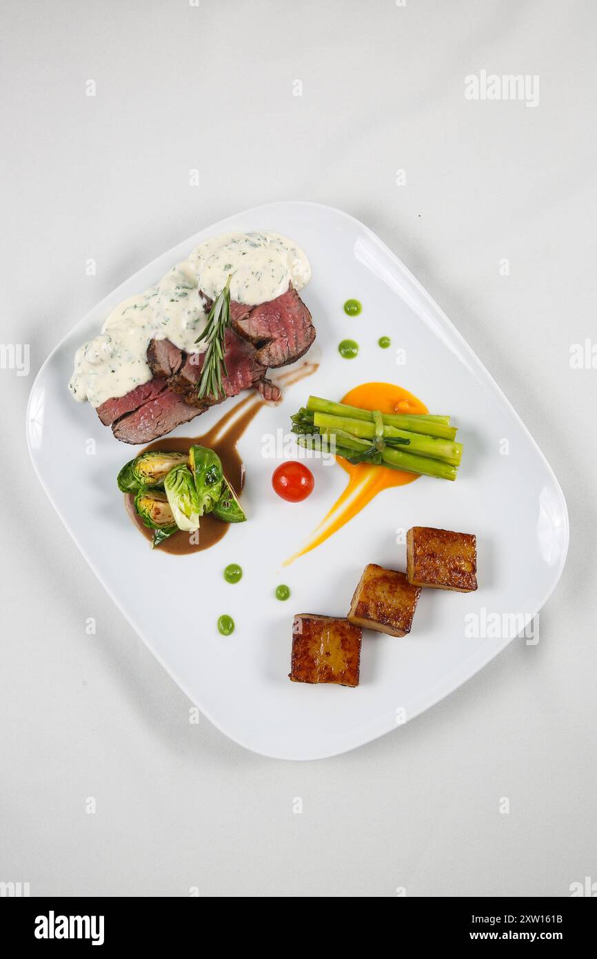 Gegrilltes Rindersteak von oben mit Spargel auf einem Teller Stockfoto