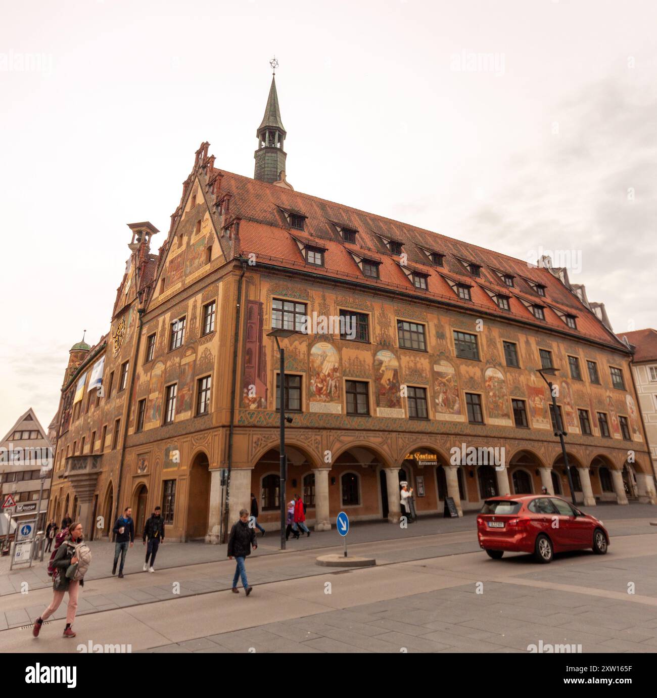 ULM, DEUTSCHLAND - 18. FEBRUAR 2024: Rathaus aus dem 14. Jahrhundert. Malerische Details, die typisch für Süddeutschland sind, werden durch in ergänzt Stockfoto