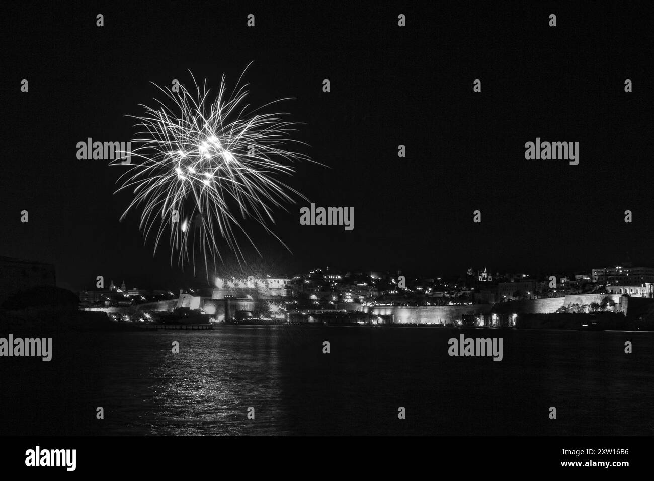 Feuerwerk im Hafen von malta am 30. April 2014 aus Kalkara, Malta Stockfoto