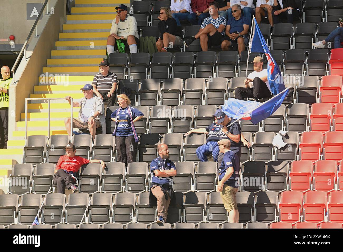 Vallingby, Schweden, 17. August 2024: Fans des Linkoping FC während des Spiels in der schwedischen Liga OBOS Damallsvenskan am 17. August 2024 zwischen Hammarby IF und Linkoping FC bei Grimsta IP in Vallingby (Stockholm), Schweden (Peter Sonander/SPP) Credit: SPP Sport Press Photo. /Alamy Live News Stockfoto