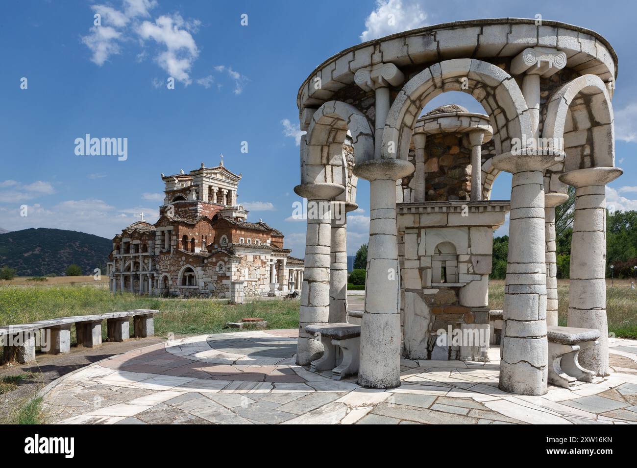 Das Marmorbaptisterium mit Bögen und Säulen steht auf der Insel prespa vor der Kirche st. Aachilleios Stockfoto