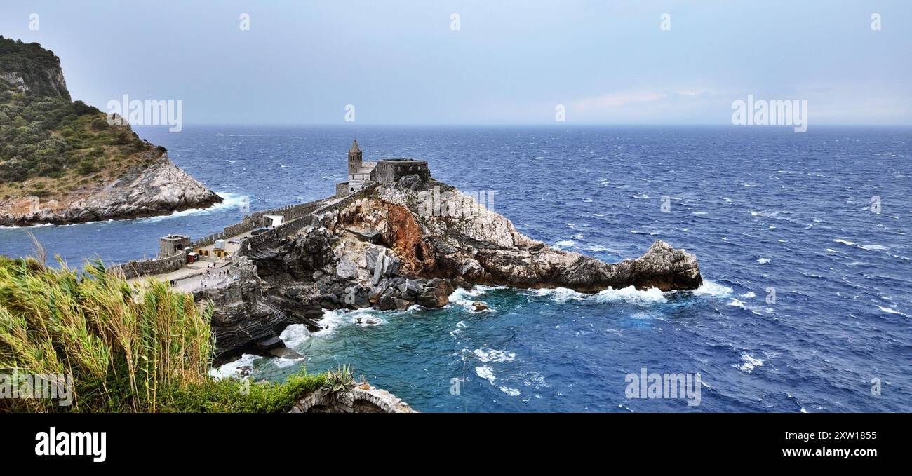 Panoramablick auf die Hafenbucht von Porto Venere und die Insel Palmaria. Portovenere, Italien Stockfoto