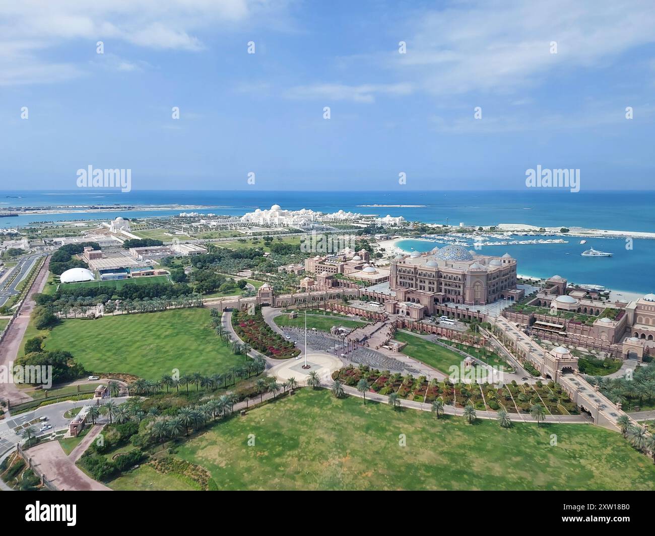 Fantastische Aussicht aus der Luft auf Abu Dhabi Corniche und Wahrzeichen | ikonische Wolkenkratzer und Emirates Palace Stockfoto