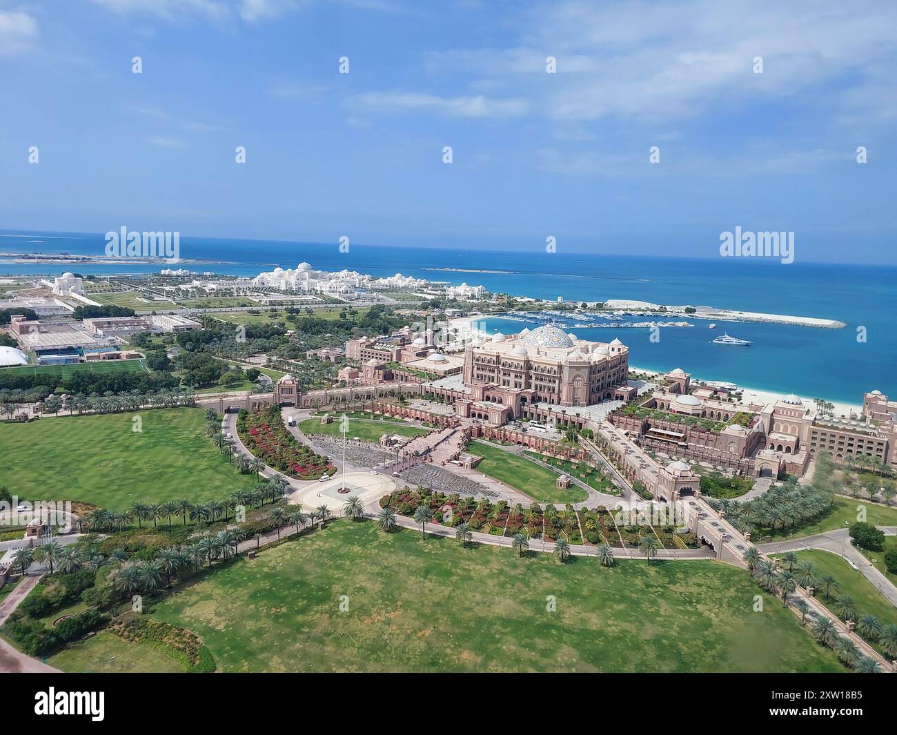 Fantastische Aussicht aus der Luft auf Abu Dhabi Corniche und Wahrzeichen | ikonische Wolkenkratzer und Emirates Palace Stockfoto