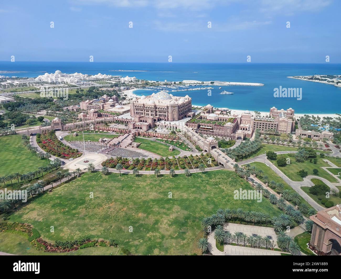 Fantastische Aussicht aus der Luft auf Abu Dhabi Corniche und Wahrzeichen | ikonische Wolkenkratzer und Emirates Palace Stockfoto