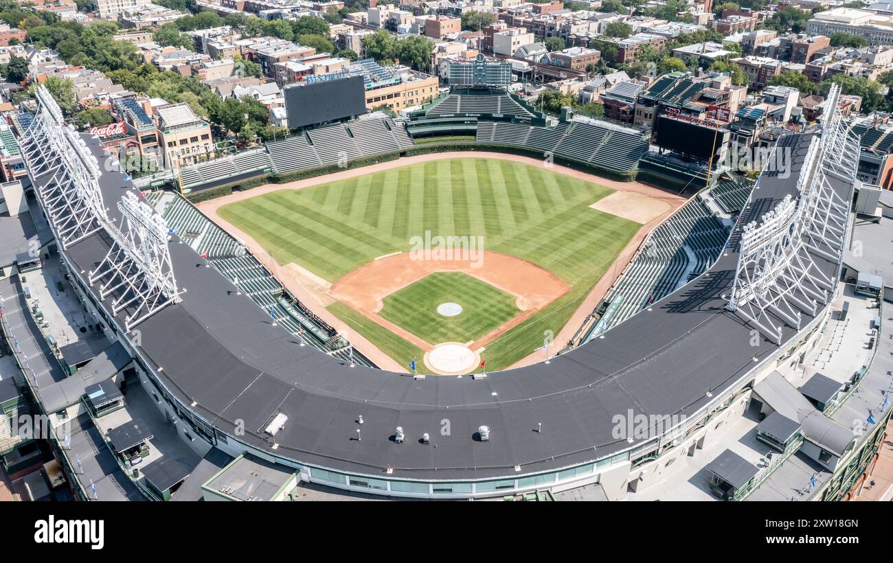 Eine Luftaufnahme des Wrigley Field Stadions der Chicago Cubs im Stadtteil Wrigleyville von Chicago. Stockfoto