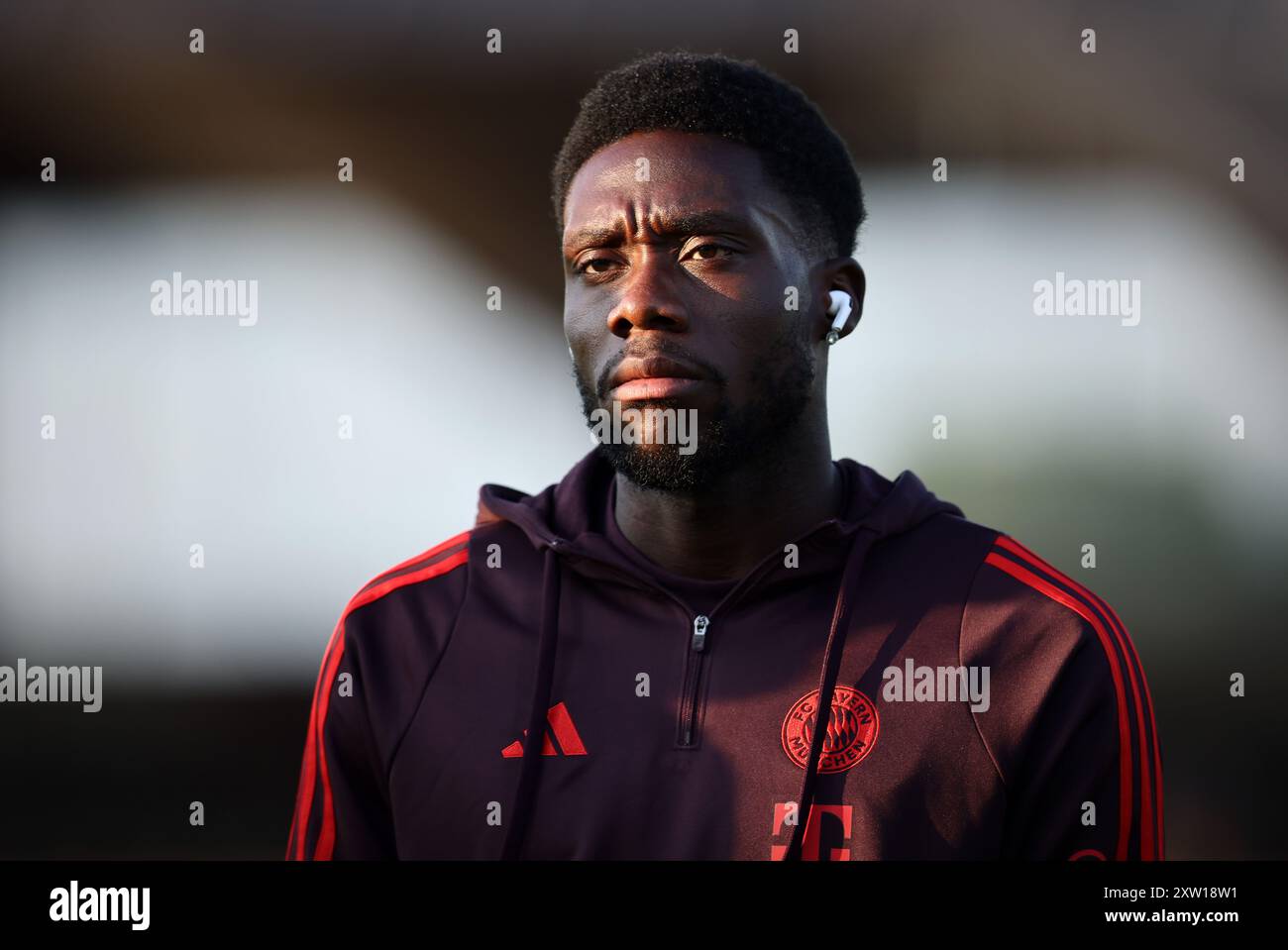 ULM – 16. AUGUST: Alphonso Davies von Bayern München vor dem DFB-Pokal-Spiel zwischen SSV Ulm 1846 und FC Bayern München am 16. August 2024 in Ulm. © diebilderwelt / Alamy Stock Stockfoto