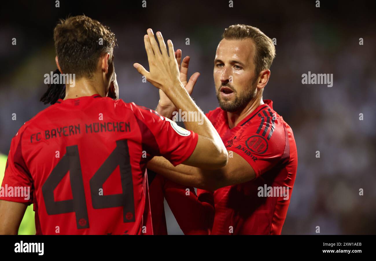 ULM – 16. AUGUST: Harry Kane von Bayern München feiert beim DFB-Pokal-Spiel zwischen SSV Ulm 1846 und FC Bayern München am 16. August 2024 in Ulm. © diebilderwelt / Alamy Stock Stockfoto