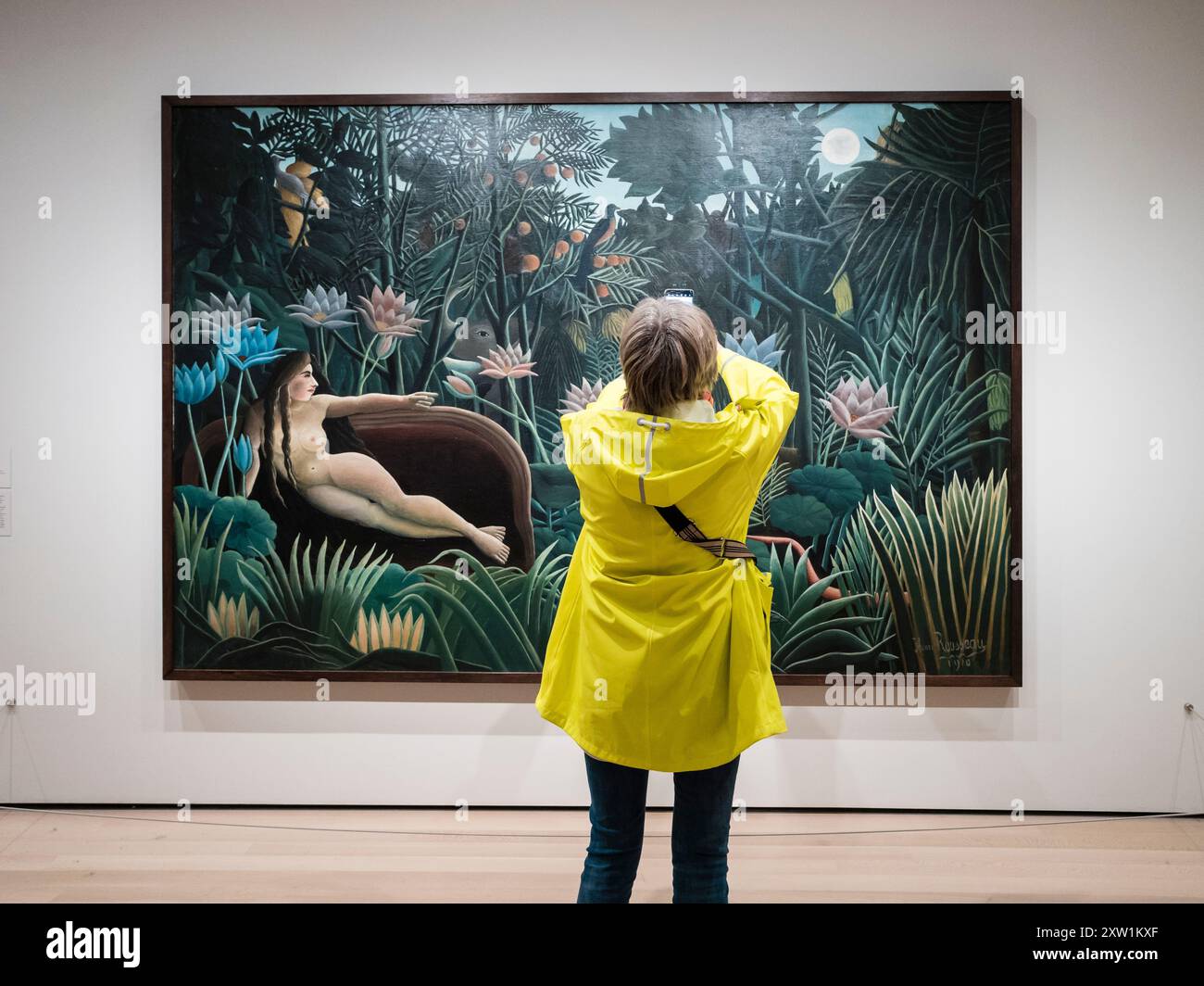 Eine Besucherin des Museum of Modern Art (MoMA) in New York fotografiert ihr Lieblingsbild mit ihrem Smartphone. Stockfoto