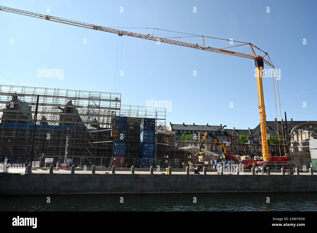 Kopenhagen, Dänemark - 1. August 2024: Renovierungsarbeiten an der Alten Börse (Borsen). Die Hälfte des Gebäudes wurde während des Brandes am 16. April zerstört Stockfoto