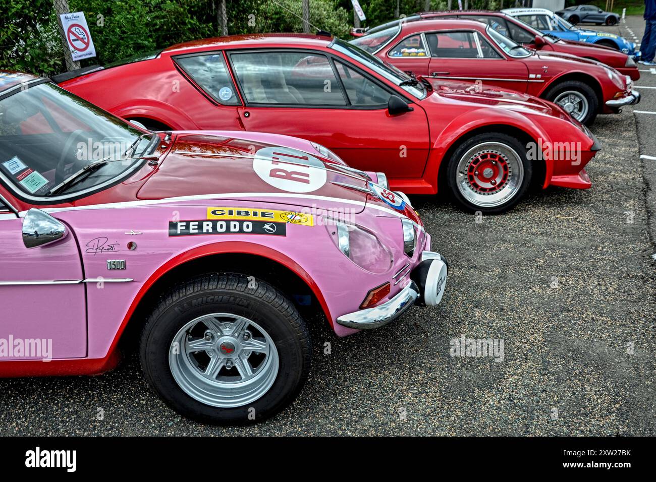 Roche-la-Molière, Frankreich - 2. Juli 2023: Autoausstellung. Konzentrieren Sie sich auf eine Gruppe von Alpine Renault. Stockfoto