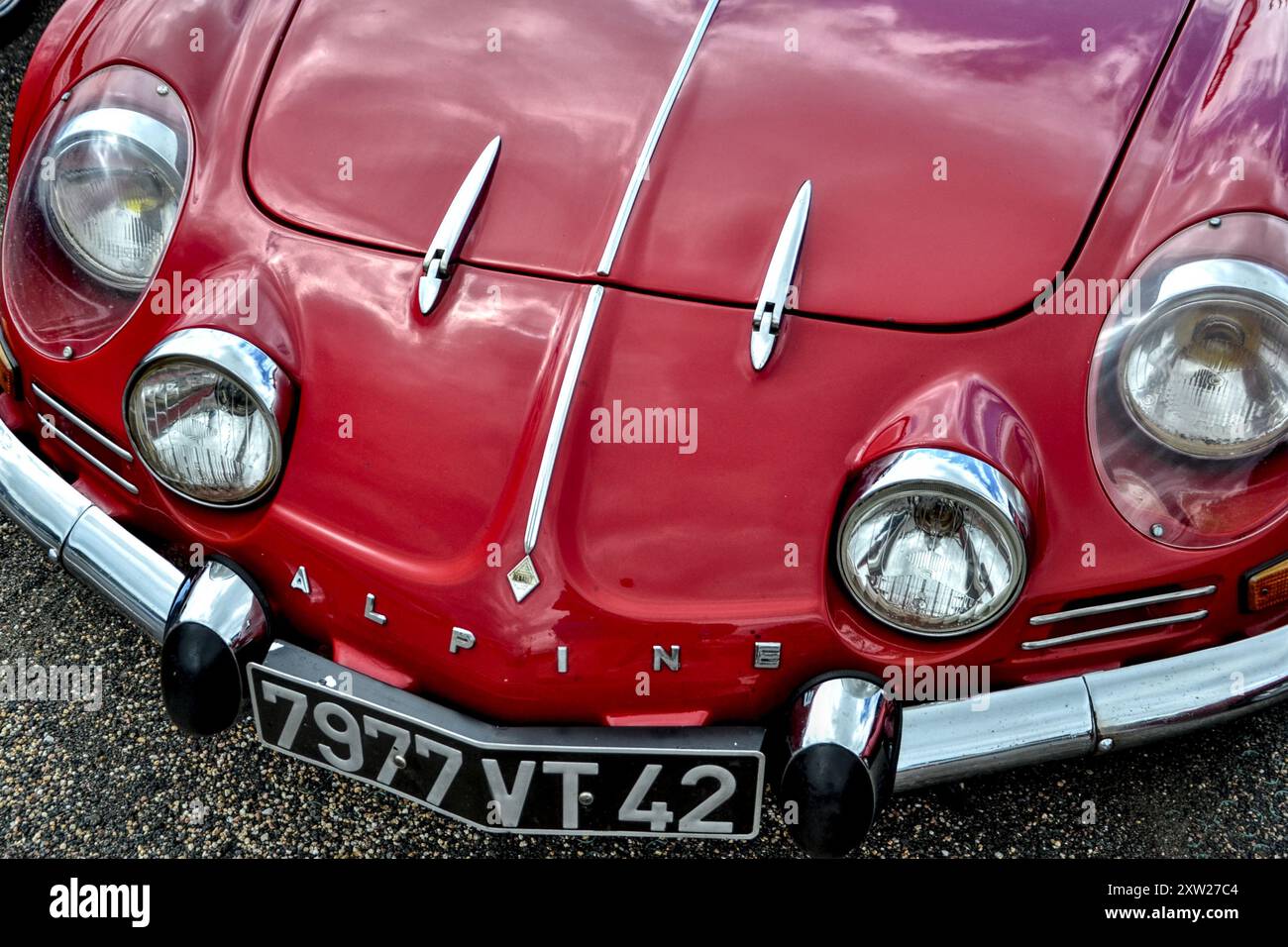 Roche-la-Molière, Frankreich - 2. Juli 2023: Autoausstellung. Vorderansicht eines roten Alpine renault A110 von 1962-1977. Stockfoto