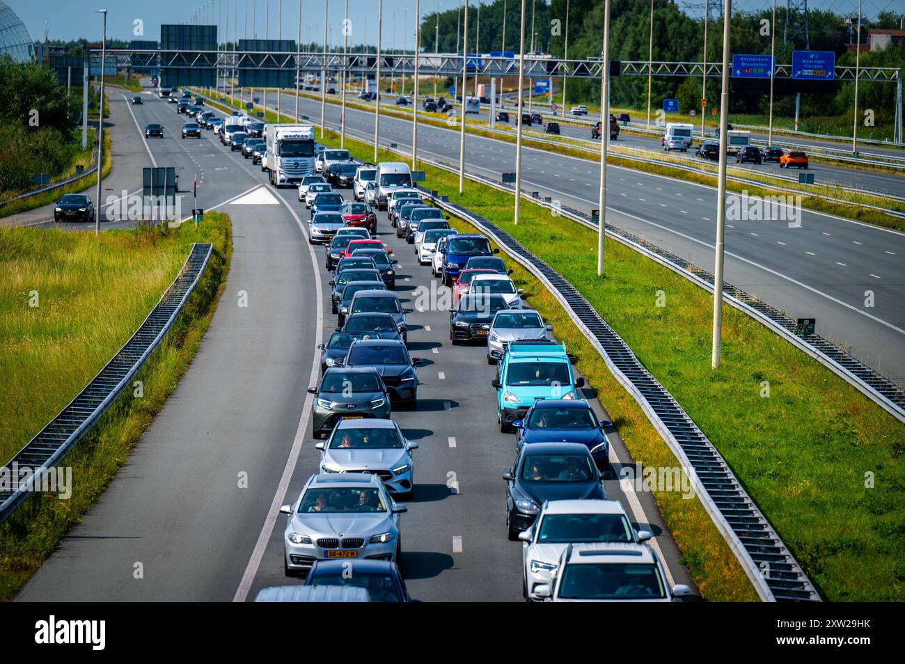 UTRECHT - der Verkehr hängt in Staus auf den Straßen um Utrecht. Aufgrund von Baustellen und Sperrungen auf der A2 und starker Verkehrsstaus werden die alternativen Routen rund um die Domstadt geschlossen. Die A2 bei Utrecht in Richtung Süden ist an diesem Wochenende geschlossen, Rijkswaterstaat ersetzt dort unter anderem den Asphalt durch eine ruhigere Variante. ANP JOSH WALET niederlande aus - belgien aus Stockfoto