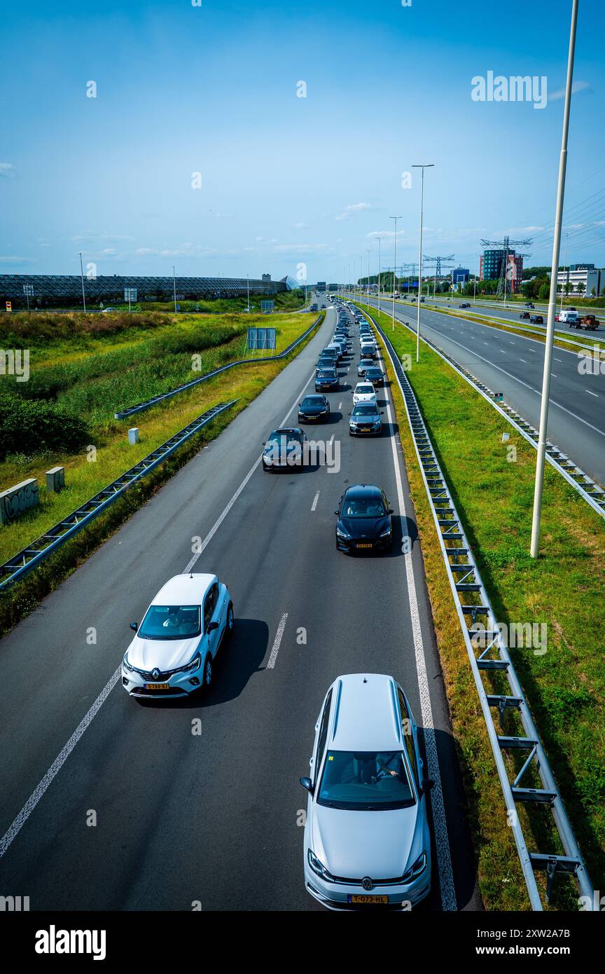 UTRECHT - der Verkehr hängt in Staus auf den Straßen um Utrecht. Aufgrund von Baustellen und Sperrungen auf der A2 und starker Verkehrsstaus werden die alternativen Routen rund um die Domstadt geschlossen. Die A2 bei Utrecht in Richtung Süden ist an diesem Wochenende geschlossen, Rijkswaterstaat ersetzt dort unter anderem den Asphalt durch eine ruhigere Variante. ANP JOSH WALET niederlande aus - belgien aus Stockfoto