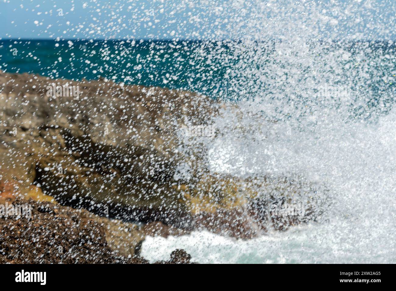 Ostuni, Costa Merlata, wo Sie zahlreiche Buchten und Strände mit kristallklarem Meer entdecken können. Stockfoto