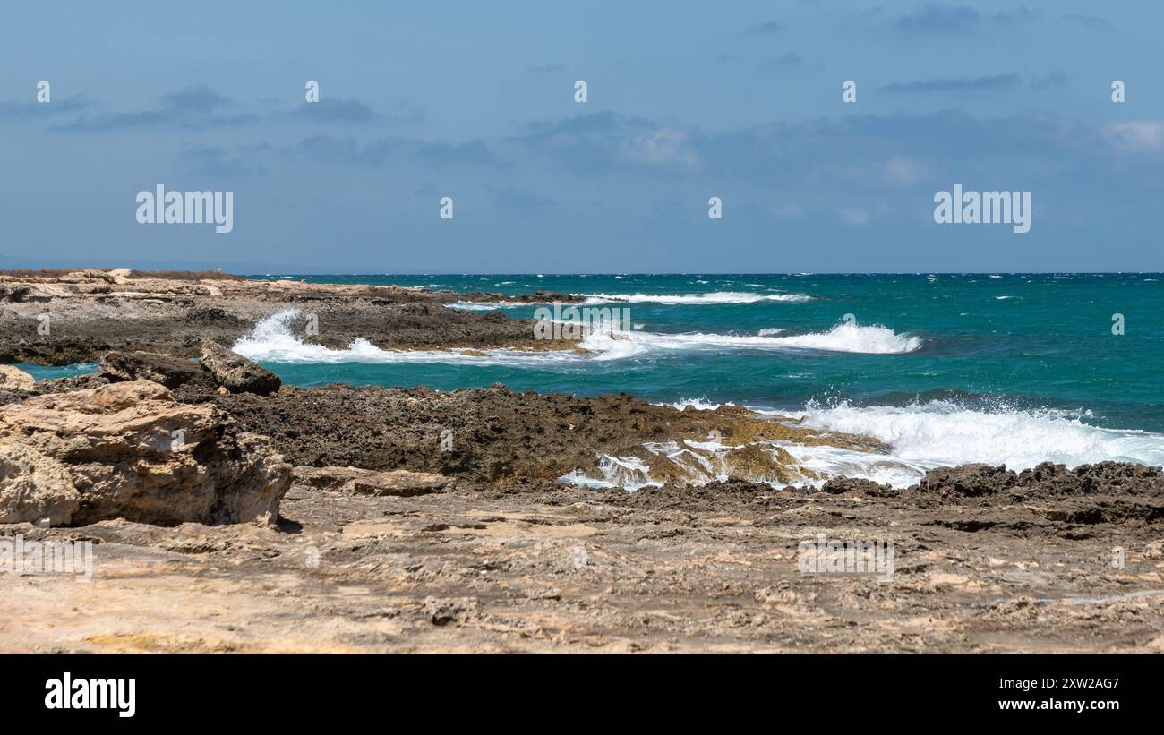 Ostuni, Costa Merlata, wo Sie zahlreiche Buchten und Strände mit kristallklarem Meer entdecken können. Stockfoto