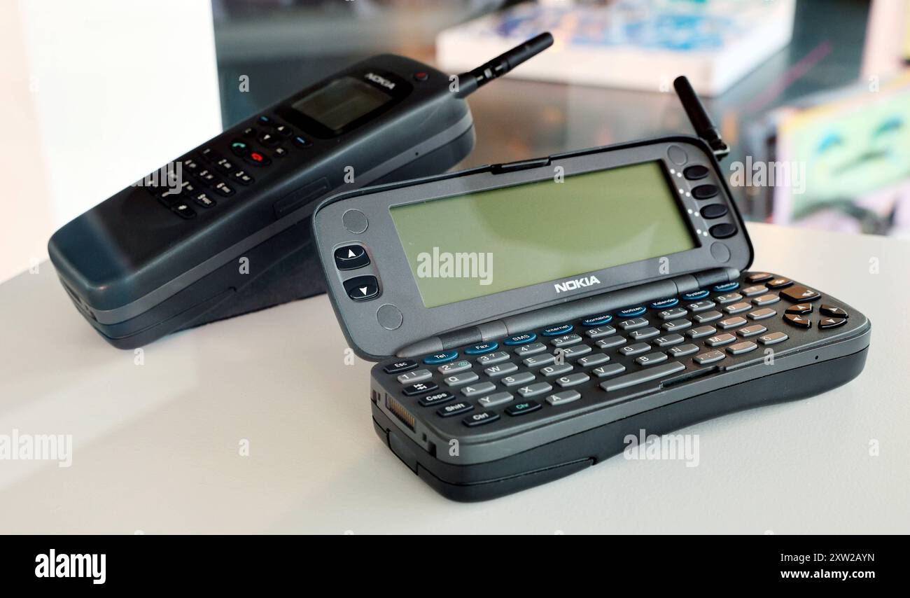 16.08.2024, Berlin - Deutschland. Ausstellungsstücke zu 100 Jahre IFA. Nokia 9000 Communicator aus dem Jahr 1996 und erstes D-Netz Telefon Siemens P1 Portable aus dem Jahr 1993. *** 16 08 2024, Berlin Deutschland zeigt 100 Jahre IFA Nokia 9000 Communicator von 1996 und erstes D-Netzwerktelefon Siemens P1 Portable von 1993 Stockfoto