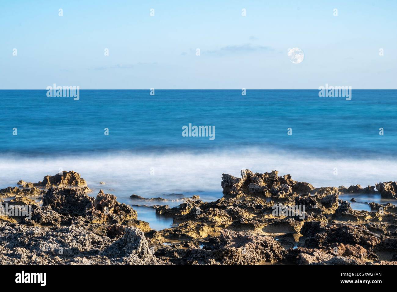 Ostuni, Costa Merlata, wo Sie zahlreiche Buchten und Strände mit kristallklarem Meer entdecken können. Stockfoto