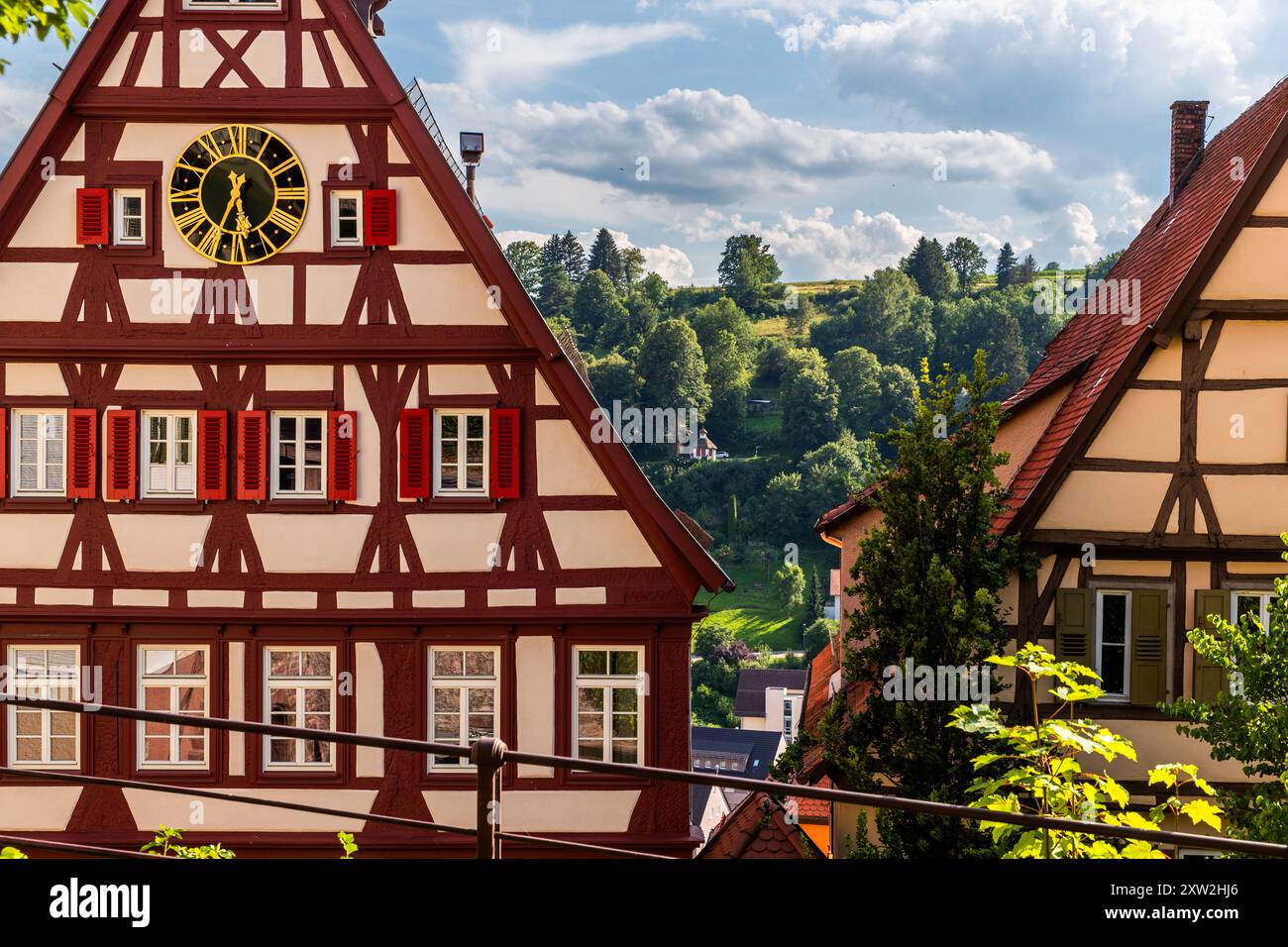 Das Altensteiger Rathaus ist ein Fachwerkgebäude aus der Mitte des 15. Jahrhunderts, das im alemannischen Fachwerkstil erbaut wurde. Stadtblick auf Altensteig, Baden-Württemberg, Deutschland Stockfoto