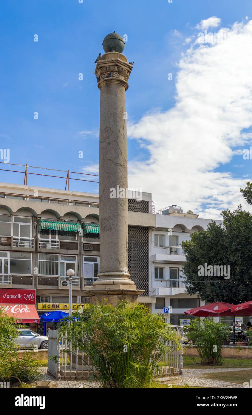 Nikosia-Nordzypern: 18. Oktober 2023: Historische venezianische Säule auf dem Atatuk-Platz, alias Sarayonu. Stockfoto