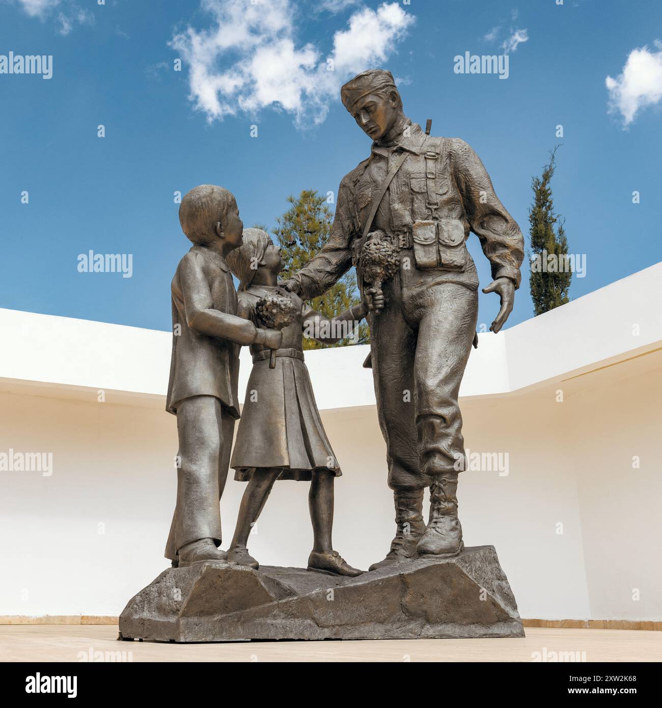 Kyrenia-Nordzypern: 18. September 2023: Die Statue zweier Kinder, die einem türkischen Soldaten auf dem Militärfriedhof Bogaz Blumen schenken. Stockfoto