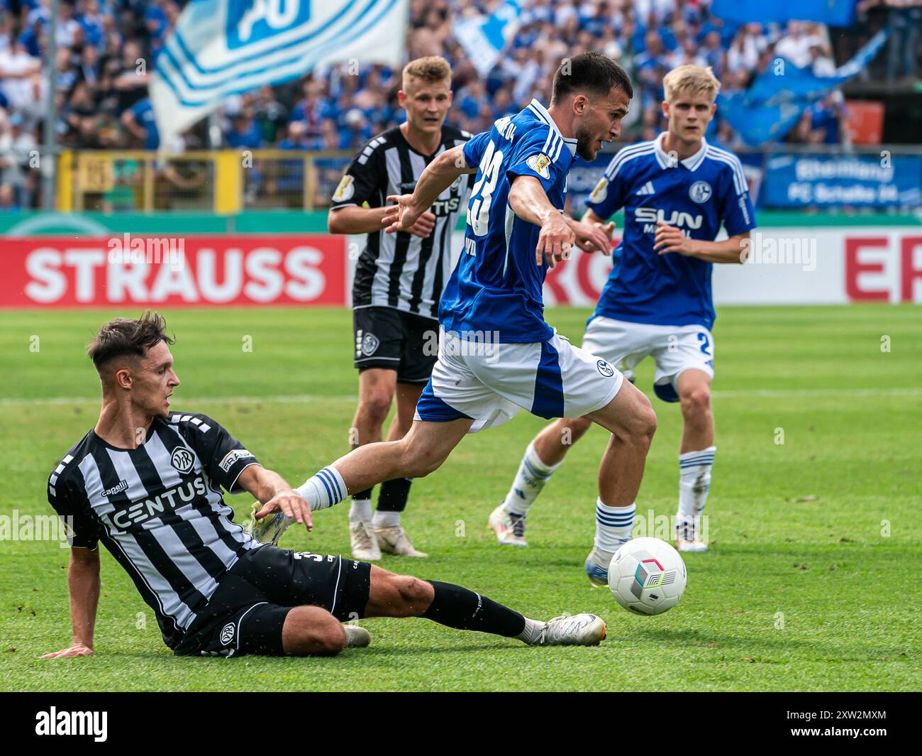 Mehmet Can Aydin (FC Schalke 04, #23) im Zweikampf mit Daniel Rapp (VFR ...