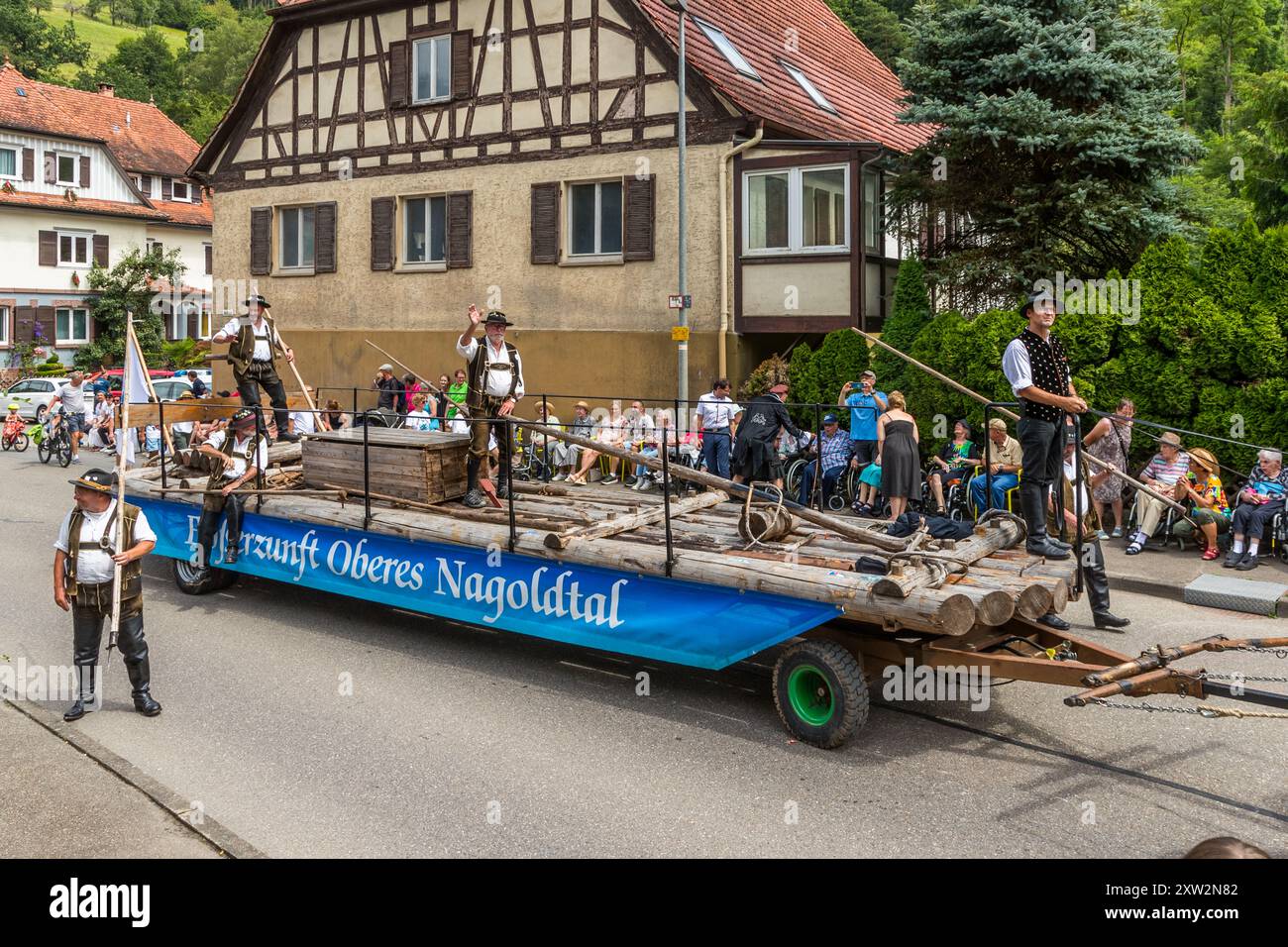 Lebendige Tradition: Die Spartengilde aus dem Oberen Nagoldtal nimmt an der Parade zum Schäferlauf in Wildberg im Nordschwarzwald Teil. Schwimmer der oberen Nagoldtaler Rafting-Gilde mit einem echten Floß auf dem Laderaum des Anhängers in Wildberg, Baden-Württemberg Stockfoto