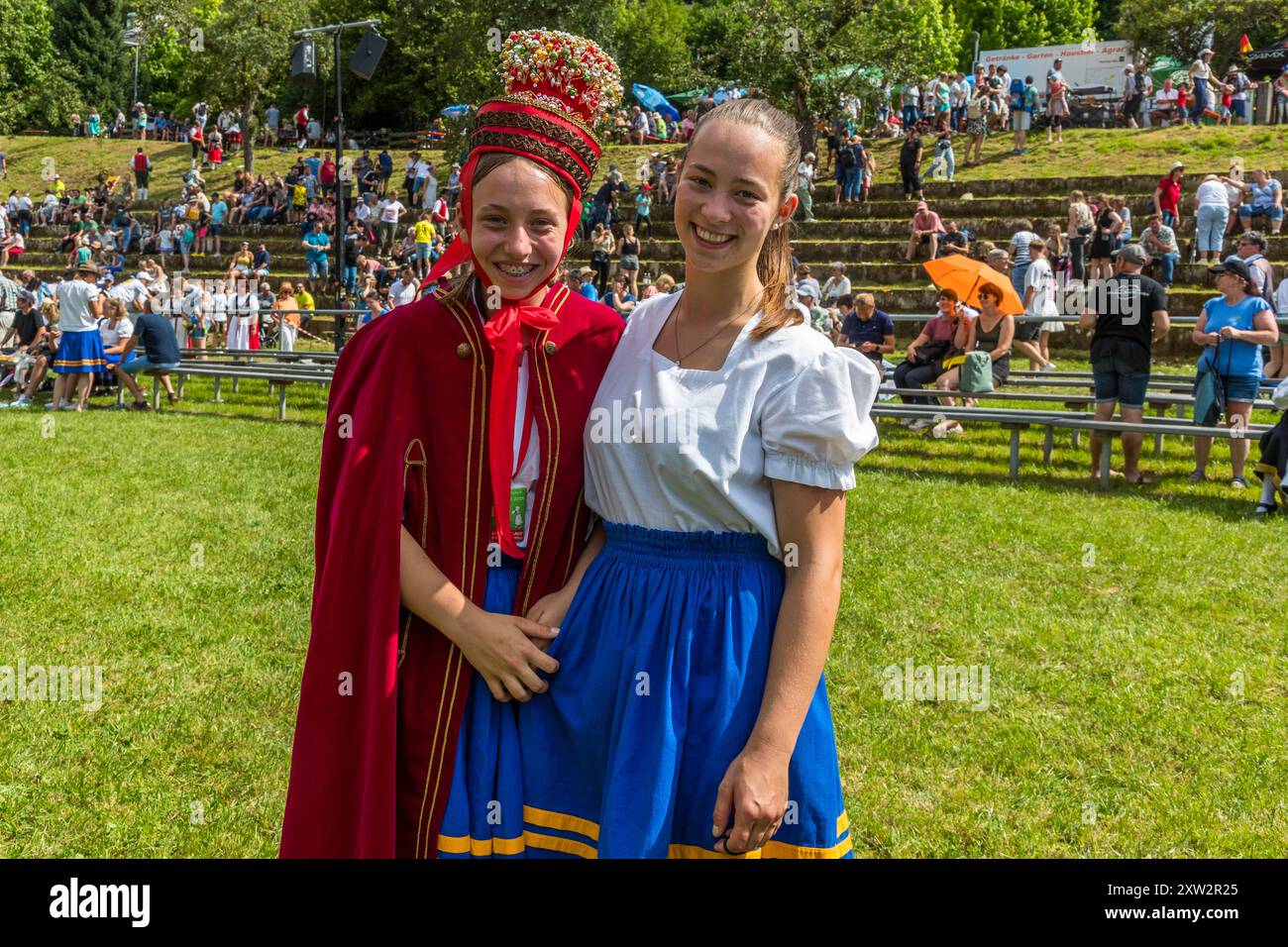 Zwei Hirtenschwestern. Die Hirtenkönigin (links) war die schnellste beim Shepherd’s Run 2024 in Wildber. Die andere (rechts) ist Teilnehmer an der Europameisterschaft im Schafscheren in Wildberg, Baden-Württemberg Stockfoto