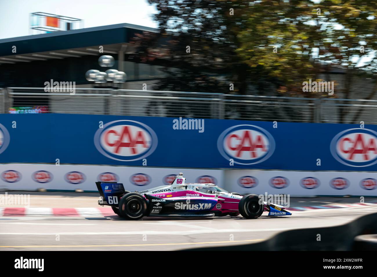 Toronto, ON, USA. Juli 2024. Der Fahrer DER NTT INDYCAR-SERIE Felix Rosenqvist (60) aus Varnamo, Schweden, reist während eines Trainings für den Ontario Honda Dealers Indy Toronto auf den Straßen von Toronto in Toronto ON durch die Kurven. (Kreditbild: © Walter G. Arce Sr./ASP via ZUMA Press Wire) NUR REDAKTIONELLE VERWENDUNG! Nicht für kommerzielle ZWECKE! Stockfoto