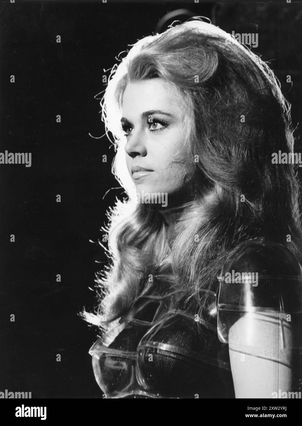 Ein Publicity Porträt von JANE FONDA am Set von BARBARELLA 1968 Regisseur ROGER VADIM Schriftsteller JEAN CLAUDE WALD Kostümdesign JACQUES FONTERAY und PACO RABANNE Produktionsdesigner MARIO GARBUGLIA Cinematographie CLAUDE RENOIR Paramount Pictures Stockfoto