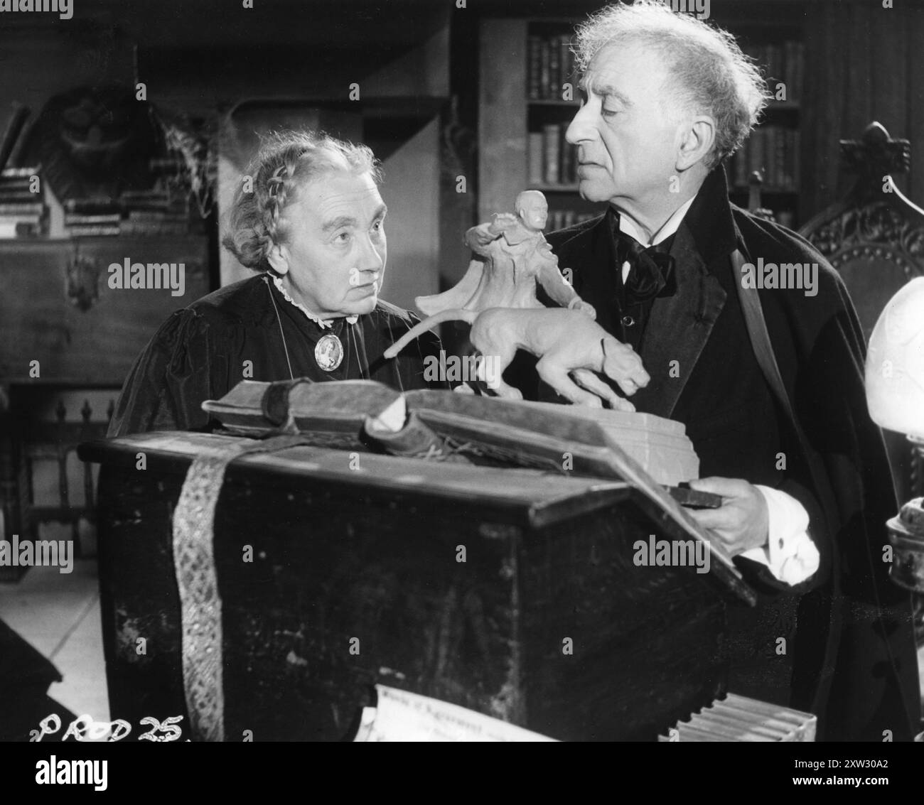 LILLY KANN und ERNEST MILTON in einer Szene aus CAT GIRL 1957 Regisseur ALFRED SHAUGHNESSEY Drehbuch LOU RUSOFF Insignia Films / Anglo-Amalgamated Film Distributors Stockfoto