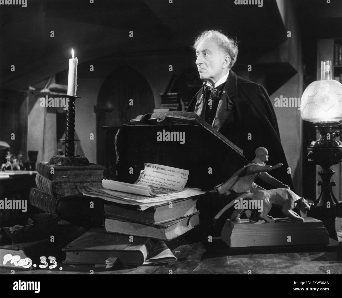 ERNEST MILTON in einer Szene aus CAT GIRL 1957 Regisseur ALFRED SHAUGHNESSEY Drehbuch LOU RUSOFF Insignia Films / Anglo-Amalgamated Film Distributors Stockfoto