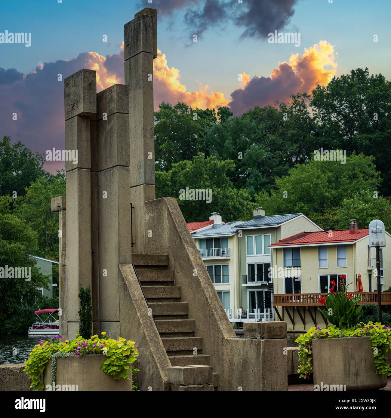 Ein quadratisches Foto einer mysteriösen Treppe, die ins nichts führt, am Lake Anne in Reston, VA Stockfoto