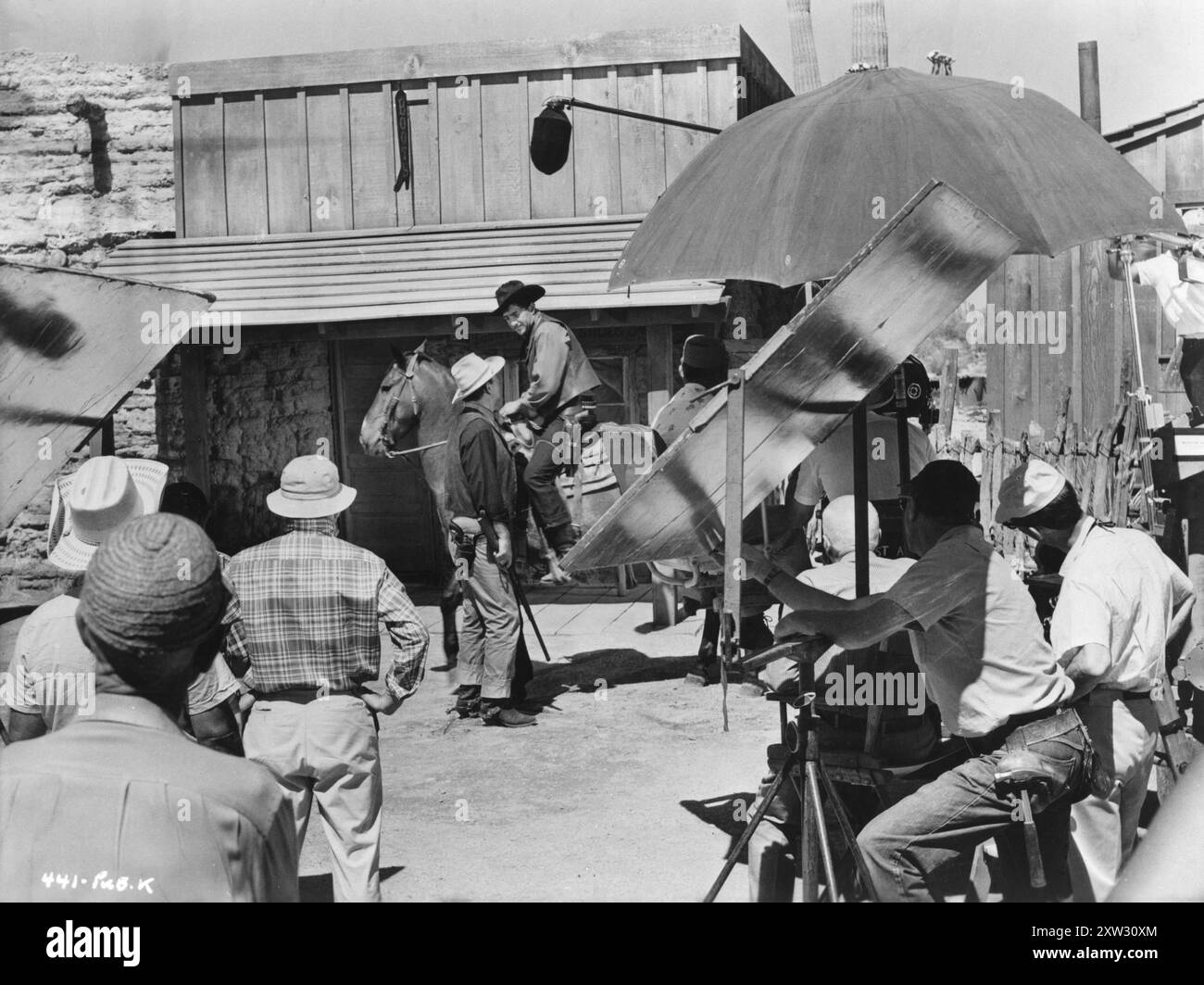 HOWARD HAWKS (zurück zur Kamera rechts) führt JOHN WAYNE und DEAN MARTIN in einer Szene für RIO BRAVO 1959 Regisseur HOWARD HAWKS Story B.H. McCAMPBELL Drehbuch JULES FURTHMAN und LEIGH BRACKETT Kostüm Design MARJORIE BEST Music DIMITRI TIOMKIN produziert von HOWARD HAWKS Warner Bros. /Armada Productions Stockfoto