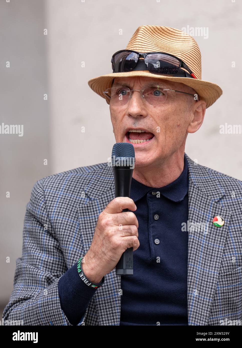 Manchester, Großbritannien. August 2024. Christopher Williamson, stellvertretender Führer der Workers Party of Britain. Am 46. Wochenende des palästinensischen Gazastreifens, seit dem 7. Oktober 2023. Zu den Rednern zählten Christopher Williamson, stellvertretender Vorsitzender der Workers Party of Britain und ehemaliger Labour-Abgeordneter und Schattenminister für Gemeinschaften und lokale Regierung, sowie Alan Davies von der Zeitung Word. Der Protest, der im Zentrum von Manchester stattfand, wurde von einem freien venezolanischen Protest am Cenotaph auf dem Manchesters St Peter's Square begrüßt. . Quelle: GaryRobertsphotography/Alamy Live News Stockfoto