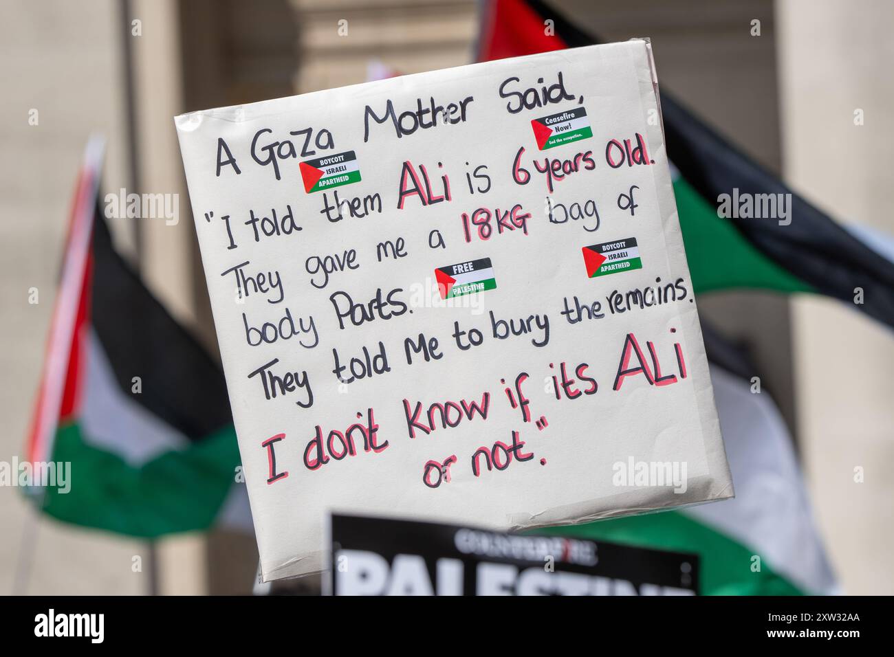 Manchester, Großbritannien. August 2024. Botschaft auf einem Schild am 46. Wochenende des palästinensischen Gazastreifens, seit dem 7. Oktober 2023. Zu den Rednern zählten Christopher Williamson, stellvertretender Vorsitzender der Workers Party of Britain und ehemaliger Labour-Abgeordneter und Schattenminister für Gemeinschaften und lokale Regierung, sowie Alan Davies von der Zeitung Word. Der Protest, der im Zentrum von Manchester stattfand, wurde von einem freien venezolanischen Protest am Cenotaph auf dem Manchesters St Peter's Square begrüßt. . Quelle: GaryRobertsphotography/Alamy Live News Stockfoto