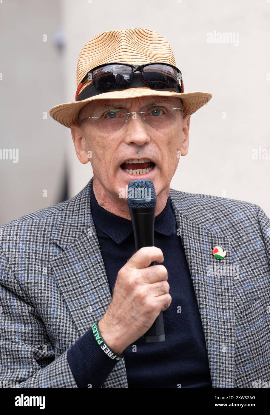 Manchester, Großbritannien. August 2024. Christopher Williamson, stellvertretender Führer der Workers Party of Britain. Am 46. Wochenende des palästinensischen Gazastreifens, seit dem 7. Oktober 2023. Zu den Rednern zählten Christopher Williamson, stellvertretender Vorsitzender der Workers Party of Britain und ehemaliger Labour-Abgeordneter und Schattenminister für Gemeinschaften und lokale Regierung, sowie Alan Davies von der Zeitung Word. Der Protest, der im Zentrum von Manchester stattfand, wurde von einem freien venezolanischen Protest am Cenotaph auf dem Manchesters St Peter's Square begrüßt. . Quelle: GaryRobertsphotography/Alamy Live News Stockfoto