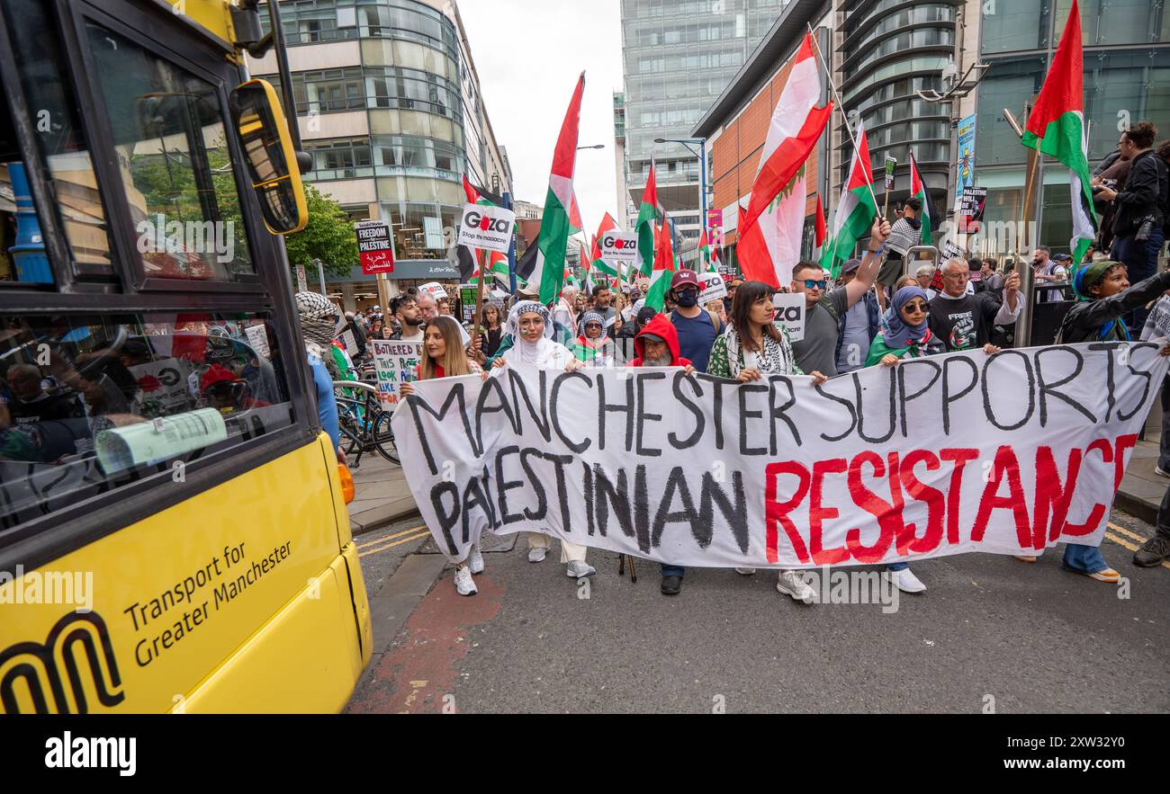 Manchester, Großbritannien. August 2024. Straßenbahnen wurden am 46. Wochenende des palästinensischen Gazastreifens seit dem 7. Oktober 2023 zum Stillstand gebracht. Zu den Rednern zählten Christopher Williamson, stellvertretender Vorsitzender der Workers Party of Britain und ehemaliger Labour-Abgeordneter und Schattenminister für Gemeinschaften und lokale Regierung, sowie Alan Davies von der Zeitung Word. Der Protest, der im Zentrum von Manchester stattfand, wurde von einem freien venezolanischen Protest am Cenotaph auf dem Manchesters St Peter's Square begrüßt. . Quelle: GaryRobertsphotography/Alamy Live News Stockfoto