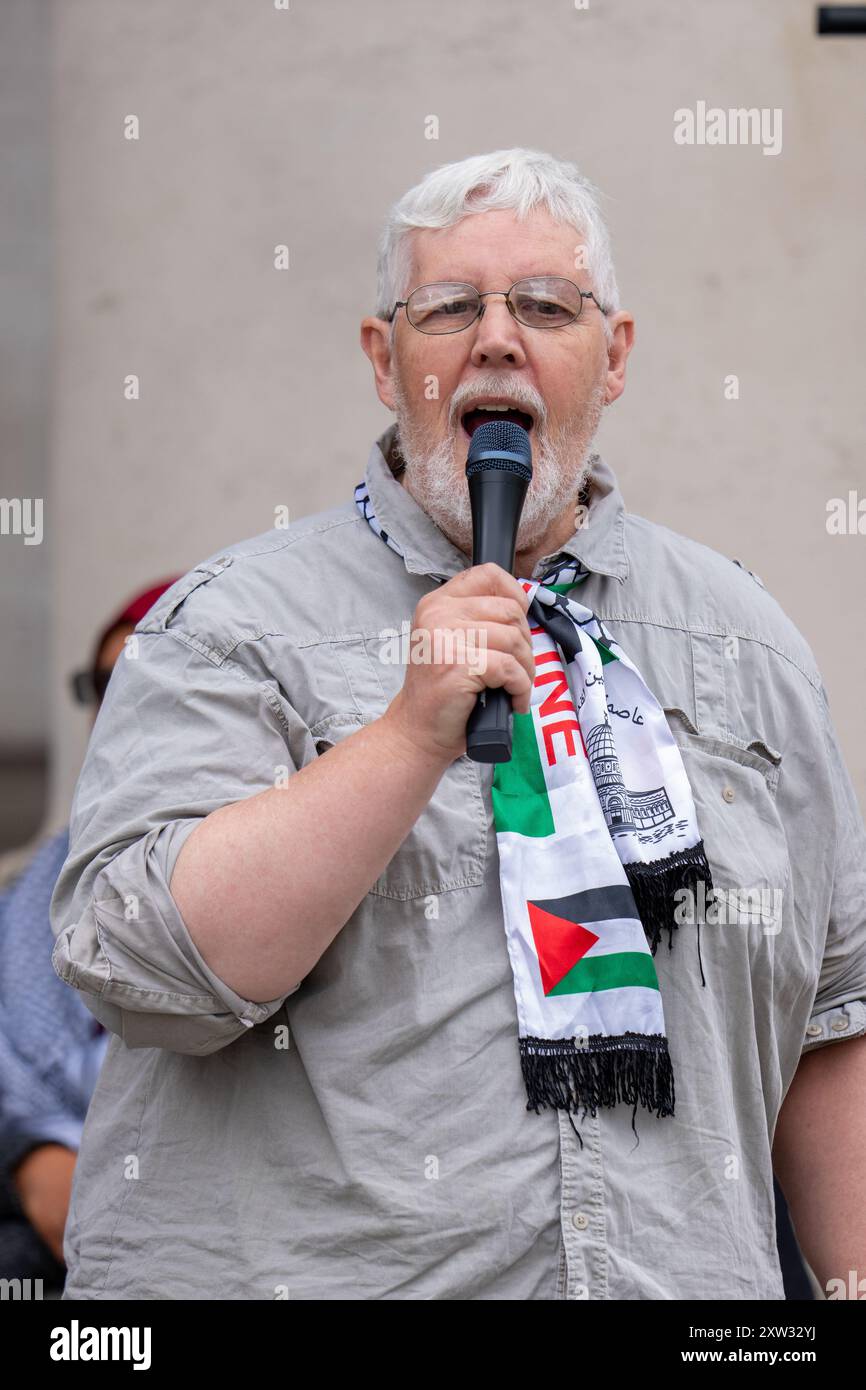 Manchester, Großbritannien. August 2024. Alan Davies von der Word-Zeitung. Am 46. Wochenende des palästinensischen Gazastreifens, seit dem 7. Oktober 2023. Zu den Rednern zählten Christopher Williamson, stellvertretender Vorsitzender der Workers Party of Britain und ehemaliger Labour-Abgeordneter und Schattenminister für Gemeinschaften und lokale Regierung, sowie Alan Davies von der Zeitung Word. Der Protest, der im Zentrum von Manchester stattfand, wurde von einem freien venezolanischen Protest am Cenotaph auf dem Manchesters St Peter's Square begrüßt. . Quelle: GaryRobertsphotography/Alamy Live News Stockfoto