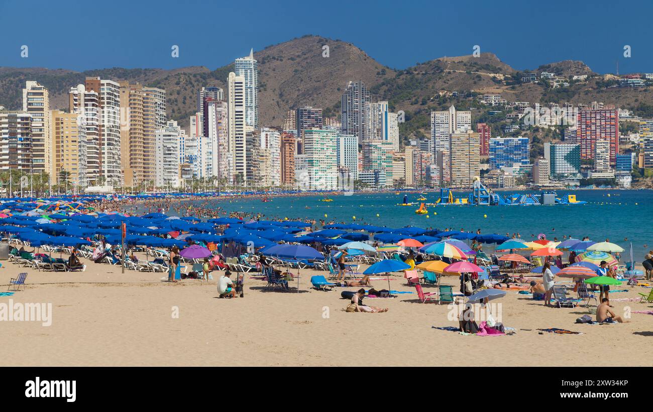 Benidorm, Spanien - 4. August 2023: Levante Beach in Benidorm, Alicante, Spanien. Stockfoto