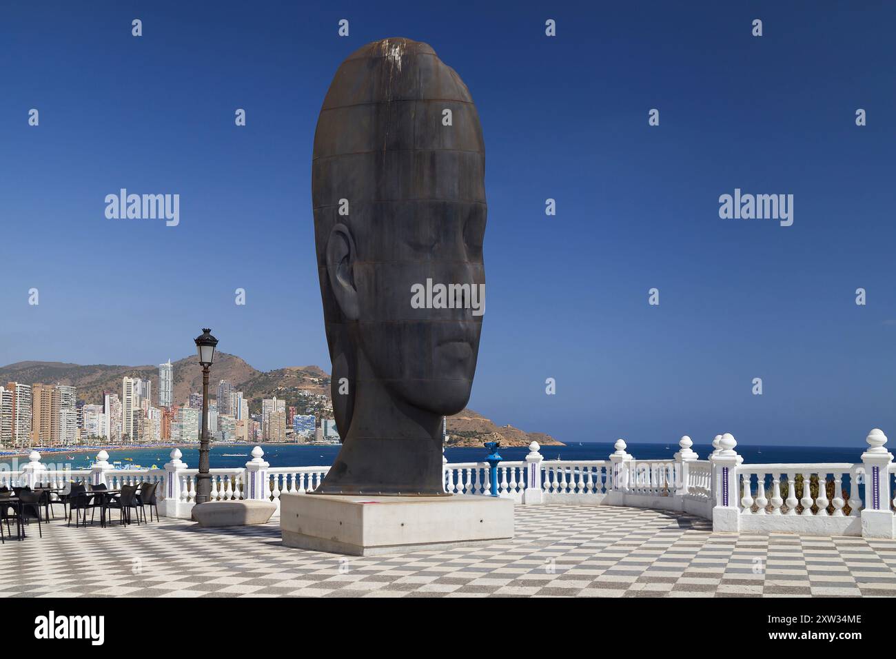 Benidorm, Spanien - 4. August 2023: Jaume Plensa Skulptur Silvia in El Castell, Benidorm, Alicante, Spanien. Stockfoto