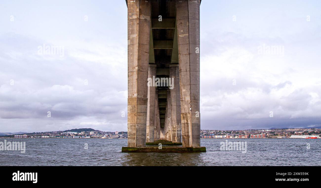 Dundee, Tayside, Schottland, Großbritannien. August 2024. Wetter in Großbritannien: Ein stürmischer Tag mit leichtem Regen und gelegentlichem Sonnenschein im Nordosten Schottlands. Starke Winde ziehen Sturmwolken über Dundee, mit abgehacktem Wasser auf dem Tay River, wenn die Flut ausgeht. Quelle: Dundee Photographics/Alamy Live News Stockfoto