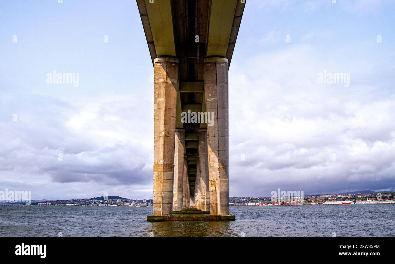 Dundee, Tayside, Schottland, Großbritannien. August 2024. Wetter in Großbritannien: Ein stürmischer Tag mit leichtem Regen und gelegentlichem Sonnenschein im Nordosten Schottlands. Starke Winde ziehen Sturmwolken über Dundee, mit abgehacktem Wasser auf dem Tay River, wenn die Flut ausgeht. Quelle: Dundee Photographics/Alamy Live News Stockfoto